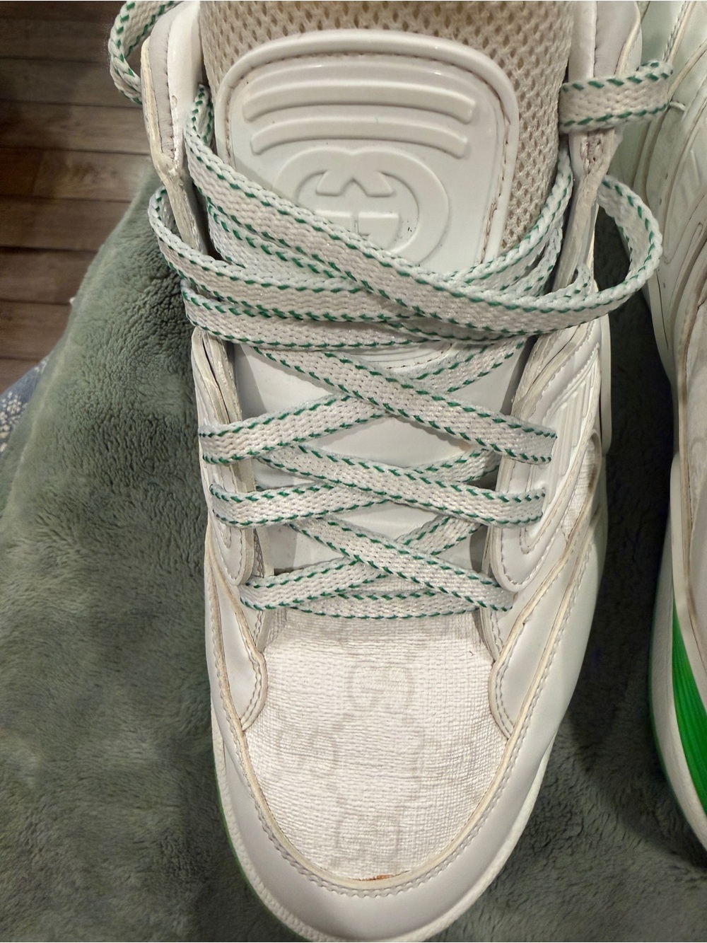 Gucci White Low-Top Sneakers with Mint Accents - Picture 5 of 10